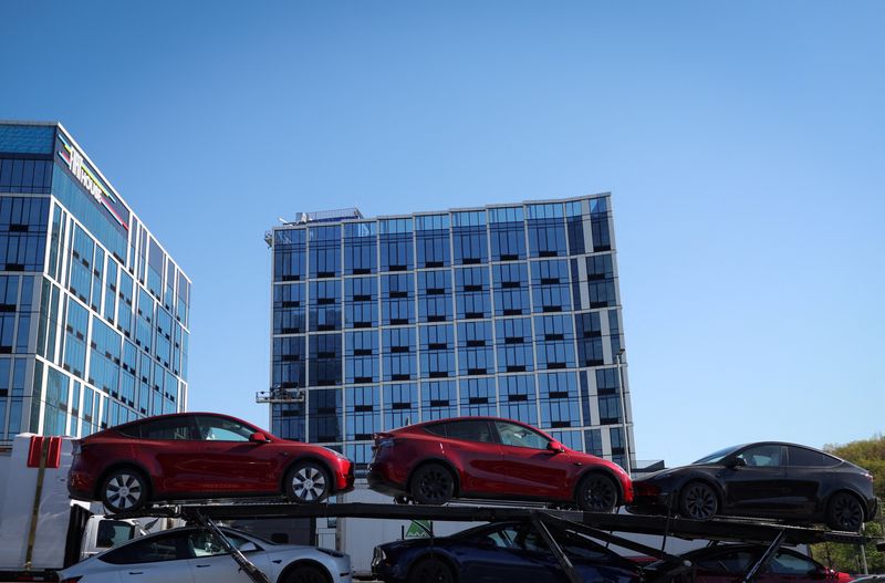 &copy; Reuters. Novos veículos Tesla são carregados em um transportador de carros na cidade de Nova York, EUA, em 26 de abril de 2024. REUTERS/Mike Segar