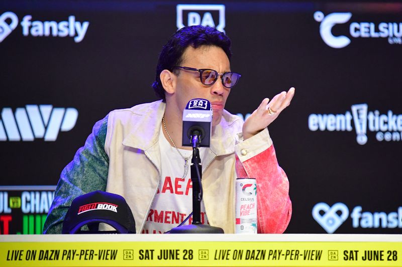 US arrests, seeks to deport Mexican boxer Julio Cesar Chavez Jr