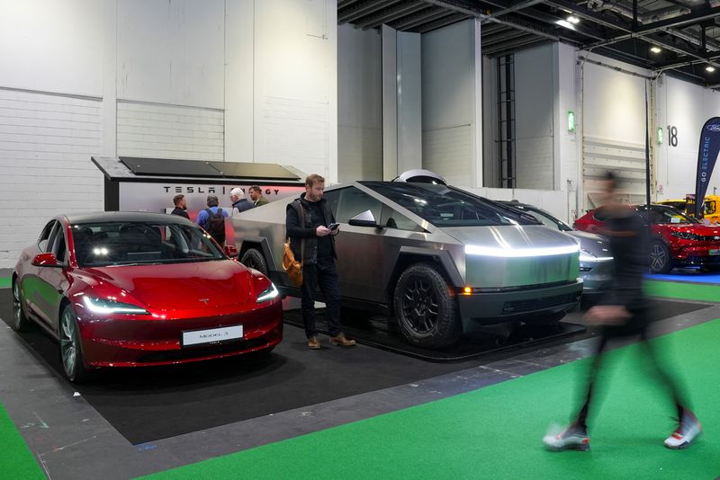&copy; Reuters. FILE PHOTO: Tesla electric cars are exhibited at the Everything Electric, the Home Energy & Electric Vehicle Show, in London, Britain, April 16, 2025. REUTERS/Maja Smiejkowska/ File Photo