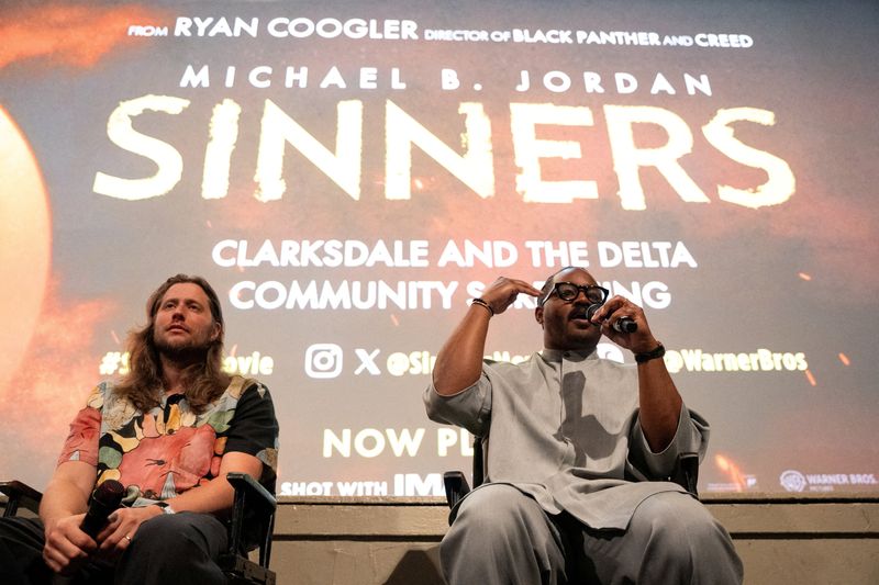 &copy; Reuters. Diretor Ryan Coogler fala sobre seu filme "Pecadores" durante uma sessão de perguntas e respostas após uma exibição especial do filme em Clarksdale, Mississippi, EUAn29/05/2025nREUTERS/Kevin Wurm