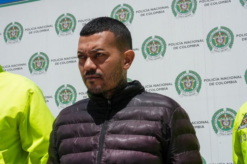 &copy; Reuters. José Arteaga Hernández, conhecido como "El Costeño" ou "Chipi", é fotografado após sua prisão por sua suposta participação no atentado contra o senador colombiano Miguel Uribe Turbay, do partido Centro Democrático, em Bogotá, Colômbian05/07/202