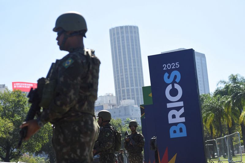 &copy; Reuters. Soldados de guarda no local que recebe a cúpula do Brics no Rio de Janeiron05/07/2025nREUTERS/ Tita Barros