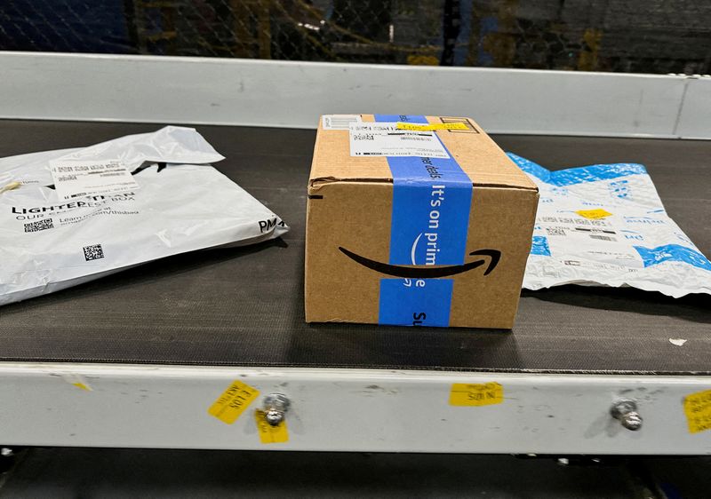 &copy; Reuters. FILE PHOTO: Packages are transported on a conveyor belt at the Amazon warehouse on Prime Day, in Melville, New York, U.S., July 11, 2023. REUTERS/Soren Larson/File Photo