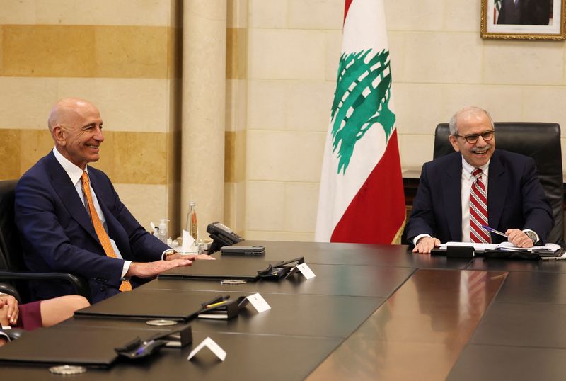 &copy; Reuters. O embaixador dos EUA na Turquia e enviado especial dos EUA para a Síria, Thomas Barrack, reúne-se com o primeiro-ministro libanês Nawaf Salam em Beirute, Líbano, em 7 de julho de 2025. REUTERS/Mohamed Azakir