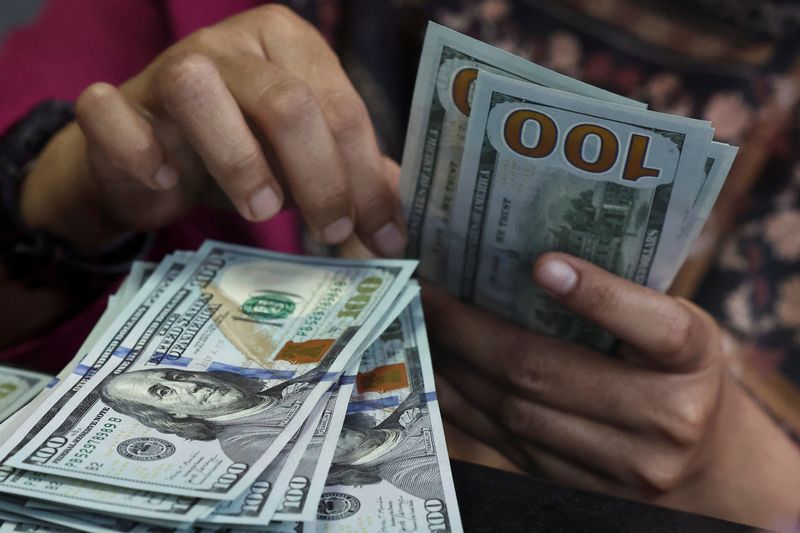 &copy; Reuters. Funcionária conta notas de dólar em casa de câmbio em Jacarta, Indonésian09/04/2025nREUTERS/Willy Kurniawan