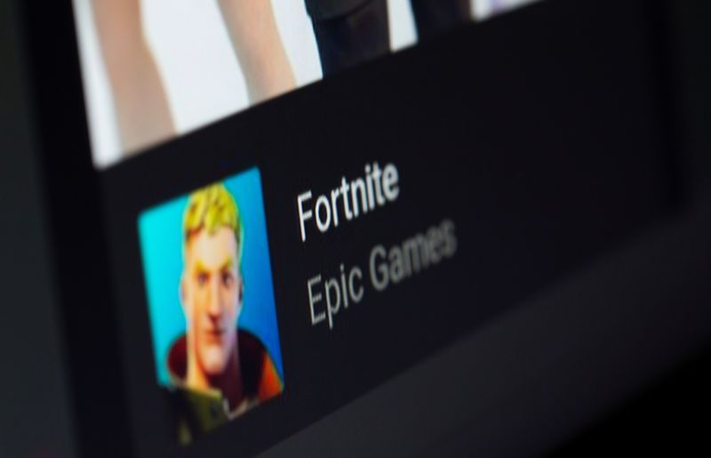 &copy; Reuters. Instalação de Fortnite em um dispositivo Androidn2/5/2021 REUTERS/Dado Ruvic/Ilustração