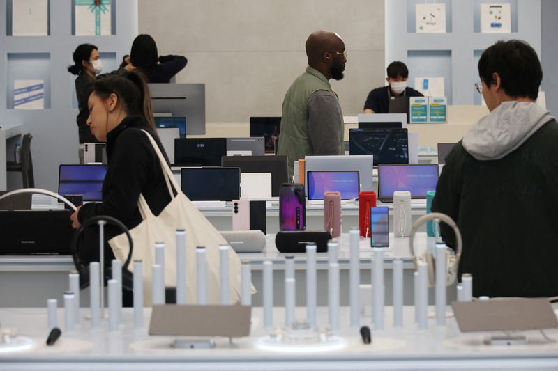 &copy; Reuters. Pessoas compram produtos da Samsung Electronics em uma loja da Samsung em Seuln15/04/2025nREUTERS/Kim Hong-Ji