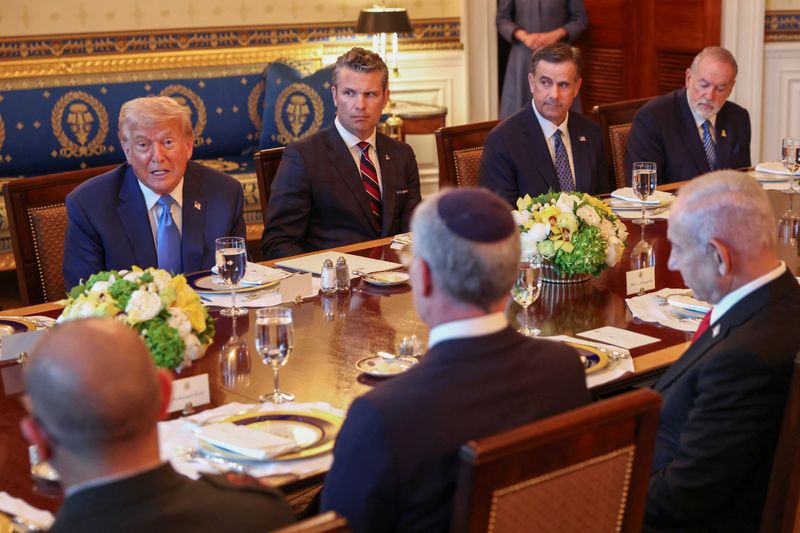 &copy; Reuters. Trump e Netanyahu se reúnem na Casa Brancan07/07/2025nREUTERS/Kevin Lamarque