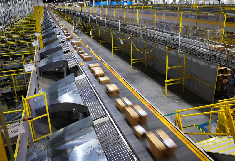 &copy; Reuters. FILE PHOTO: Packages travel on a conveyor during at the Amazon's fulfillment center in Robbinsville, New Jersey, U.S., November 27, 2023. REUTERS/Mike Segar/ File Photo