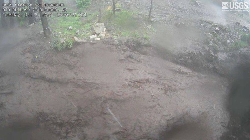 LYNXMPEL68042_L Surprising floods in New Mexico Rescue Town killed three, dozens of homes and vehicles