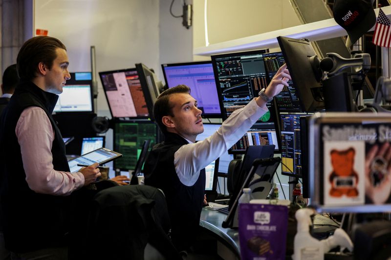 &copy; Reuters. FILE PHOTO: Traders work on the floor at the New York Stock Exchange (NYSE) in New York City, U.S., July 8, 2025. REUTERS/Jeenah Moon/File Photo