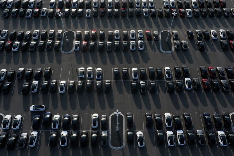 &copy; Reuters. FILE PHOTO: A drone view shows Tesla electric vehicles waiting for shipment outside the Tesla gigafactory in Austin, Texas, U.S., May 2, 2025.   REUTERS/Eli Hartman/File Photo