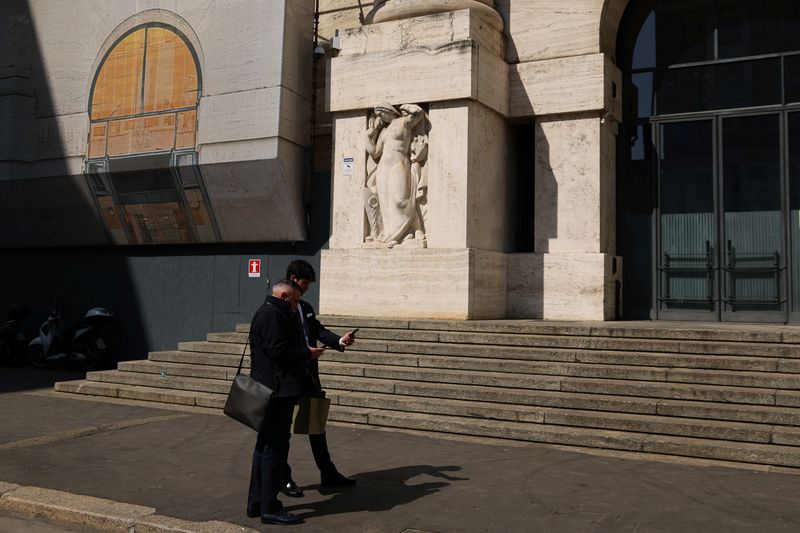 Borsa Milano estende rialzo con spinta banche, fiducia su intesa commerciale Usa-Ue