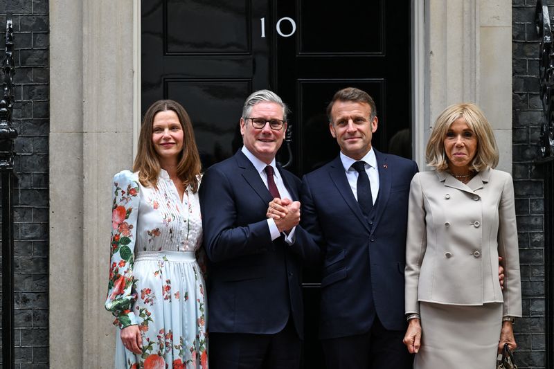 &copy; Reuters. Emmanuel Macron e Brigitte Macron se reúnem com Keir Starmer e Victoria Starmer em Londresn 9/7/2025    REUTERS/Chris J. Ratcliffe