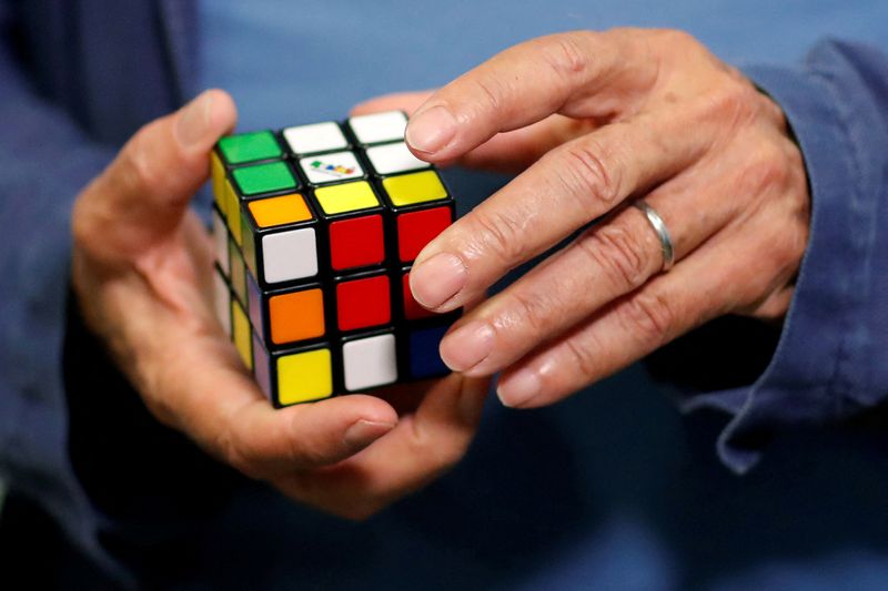 &copy; Reuters. Erno Rubik, o criador do quebra-cabeça, resolve um cubo de Rubik enquanto posa durante o maior campeonato de cubo de Rubik do mundo em Aubervilliers, perto de Paris, França, em 15 de julho de 2017. REUTERS/Stephane Mahe