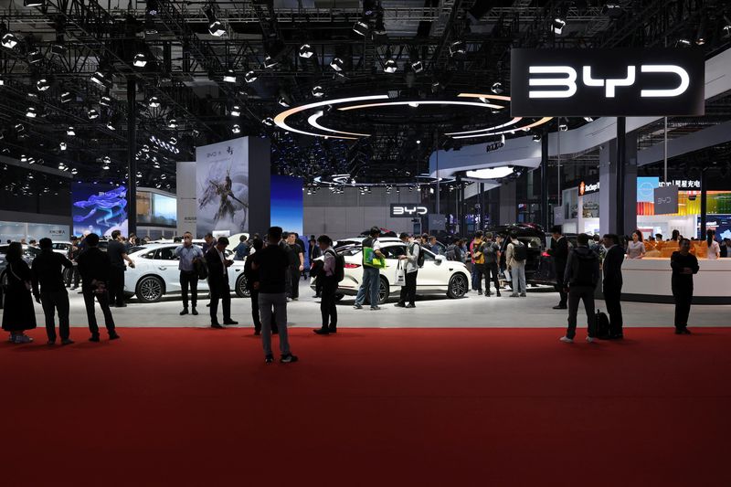 &copy; Reuters. People visit the BYD booth during a media day for the Auto Shanghai show in Shanghai, China April 23, 2025. REUTERS/Go Nakamura/File Photo