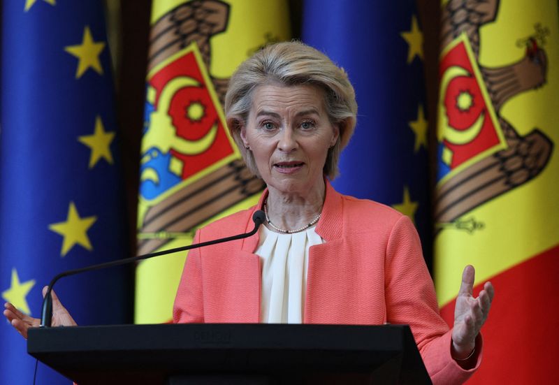 &copy; Reuters. Presidente da Comissão Europeia, Ursula von der Leyen, durante entrevista coletiva em Chisnau, na Moldávian04/07/2025 REUTERS/Vladislav Culiomza