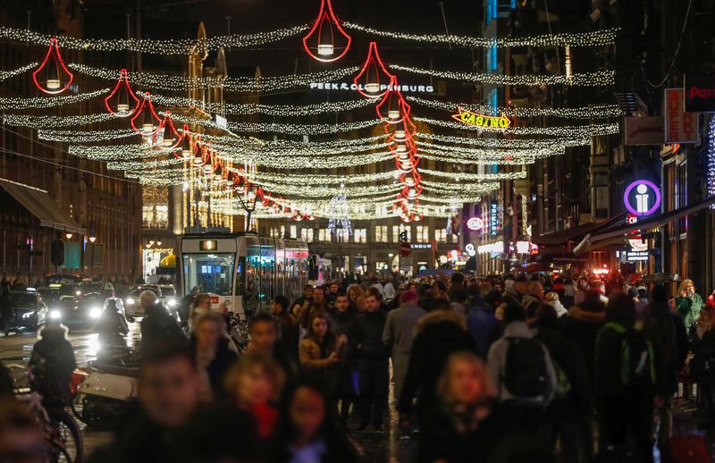 &copy; Reuters. FILE PHOTO: People walk in a shopping street in the center of Amsterdam, Netherlands, November 30, 2017. REUTERS/Yves Herman/File Photo