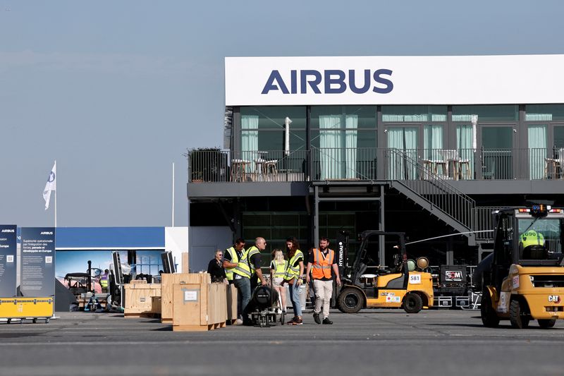 &copy; Reuters. FILE PHOTO: An Airbus logo is seen before the opening of the 55th International Paris Airshow at Le Bourget Airport near Paris, France, June 13, 2025. REUTERS/Benoit Tessier/File Photo