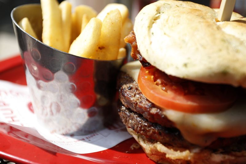 &copy; Reuters. Hambúrguer e fritas em restaurante em Massachusetts, EUAn30/7/2014 REUTERS/Dominick Reuter/Arquivo