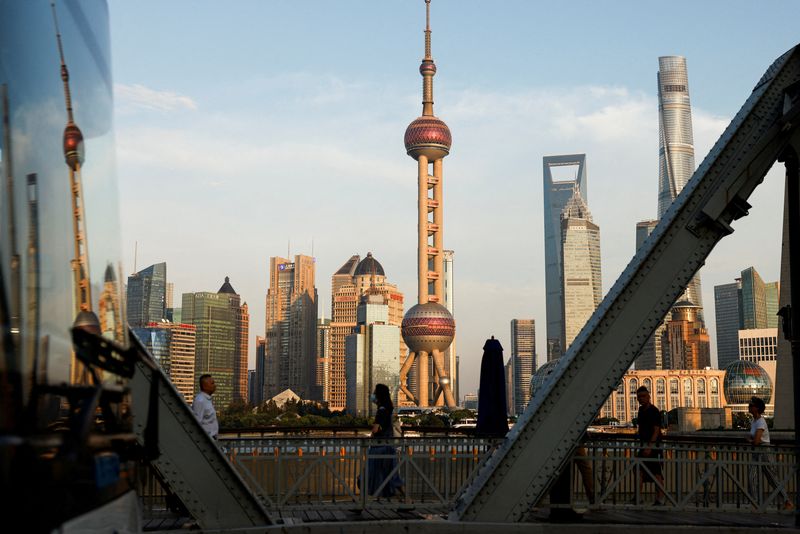 &copy; Reuters. FILE PHOTO: A view of the financial district of Pudong is reflected on a bus passing by, in Shanghai, China September 27, 2024. REUTERS/Tingshu Wang/File Photo