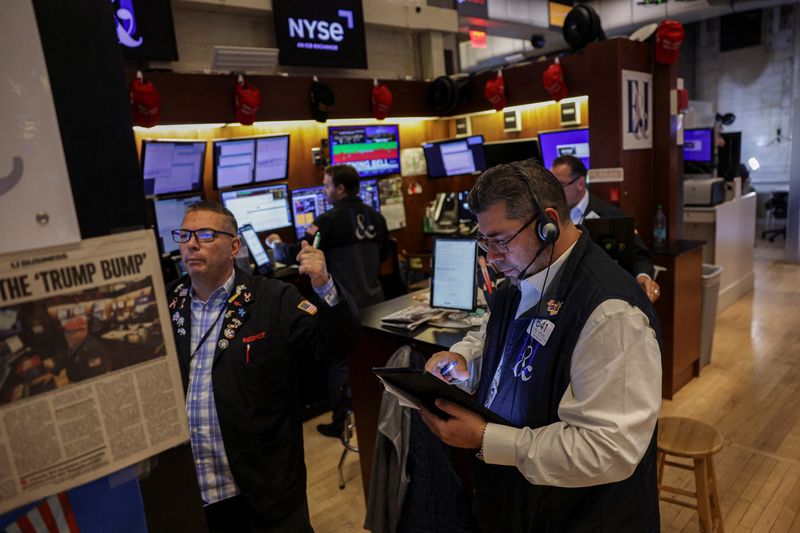 &copy; Reuters. Traders work on the floor at the New York Stock Exchange (NYSE) in New York City, U.S., July 10, 2025. REUTERS/Jeenah Moon