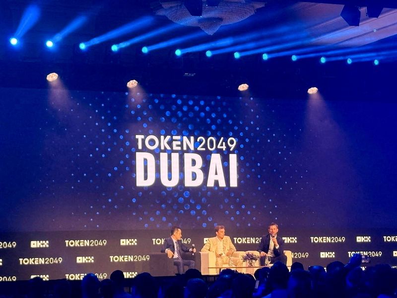 &copy; Reuters. FILE PHOTO: Hong Kong-based crypto entrepreneur Justin Sun, World Liberty Financial co-founder Zach Witkoff and Executive Vice President of the Trump Organization Eric Trump attend the TOKEN2049 conference in Dubai, United Arab Emirates, May 1, 2025. REUT