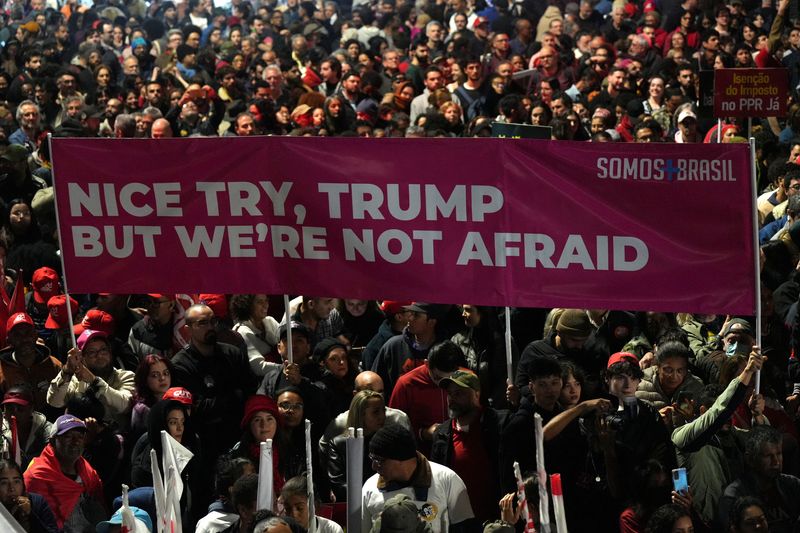 &copy; Reuters. Manifestantes fazem protesto contra anúncio do presidente dos EUA, Donald Trump, de que imporá tarifa de 50% sobre produtos brasileiros, em São Paulon10/07/2025nREUTERS/Alexandre Meneghini