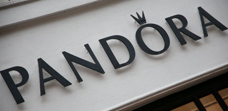 &copy; Reuters. Vista da placa em uma das filiais da joalheria Pandora, no centro de Copenhague, Dinamarca, em 6 de fevereiro de 2024. REUTERS/ Tom Little/Foto de arquivo