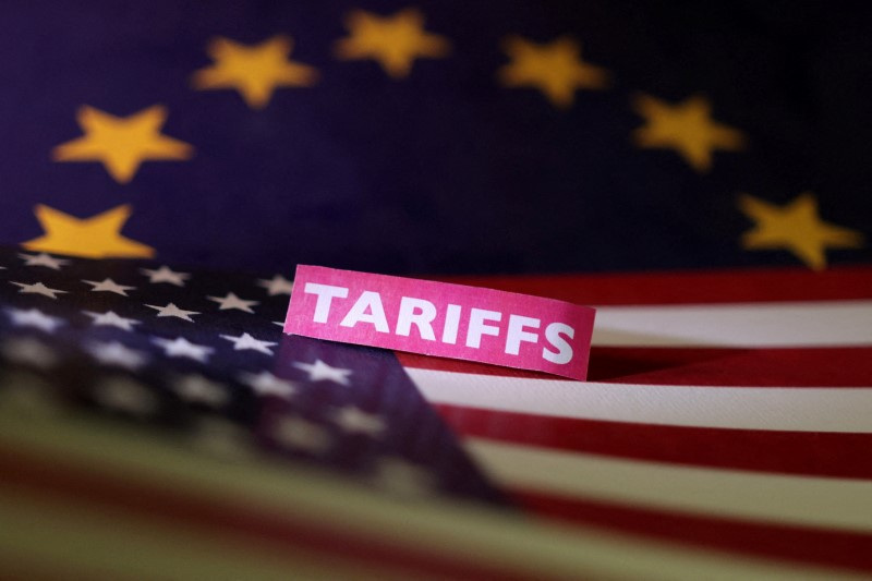 &copy; Reuters. Bandiere degli Stati Uniti e dell'Unione Europea e un'etichetta “dazi”, 10 aprile 2025. REUTERS/Dado Ruvic