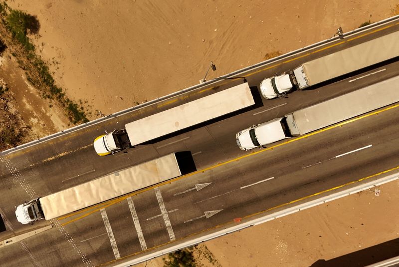 &copy; Reuters. A drone view shows trucks crossing into the United States via the Zaragoza-Ysleta border bridge, after U.S. President Donald Trump announced imposing a 30% tariff on imported goods from the European Union and Mexico, starting August 1, 2025, in Ciudad Jua