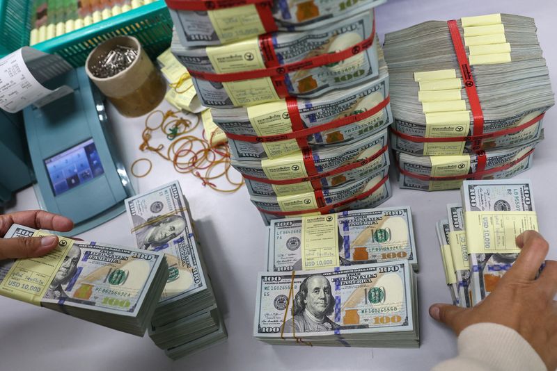 Dólar sobe com aversão ao risco após novas ameaças tarifárias de Trump