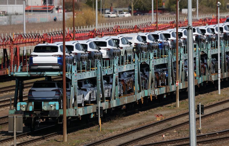 &copy; Reuters. Carros do Grupo Volkswagen destinados à exportação para os Estados Unidos e Reino Unido chegam em vagões de trem no porto marítimo de Emden, Alemanha, em 2 de abril de 2025. REUTERS/Wolfgang Rattay