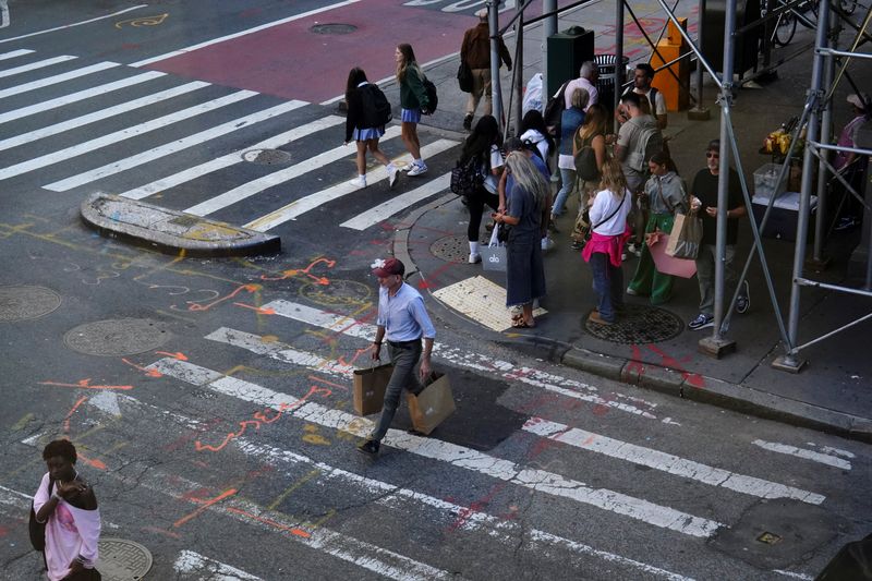 &copy; Reuters. Shoppers cross the intersection of Broadway and Spring Street in the SoHo neighborhood of New York City, U.S., September 21, 2023.  REUTERS/Bing Guan/File Photo