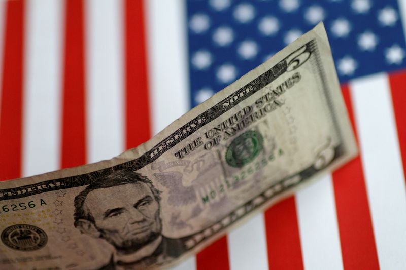 Dólar ronda estabilidade na abertura com IOF, inflação dos EUA e tarifas em foco
