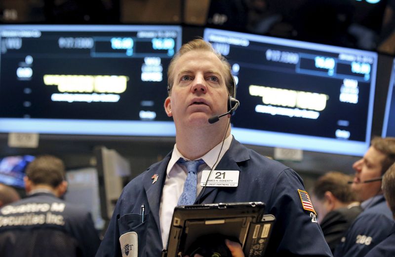 &copy; Reuters. Operador na bolsa de Nova Yorkn15/01/2016nREUTERS/Brendan McDermid