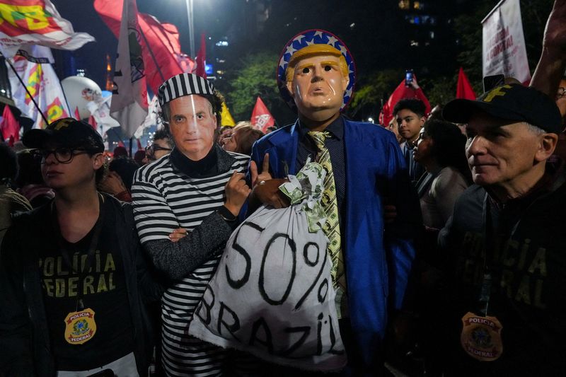 ANÁLISE-Tarifas de Trump colocam Bolsonaro e direita brasileira em situação difícil