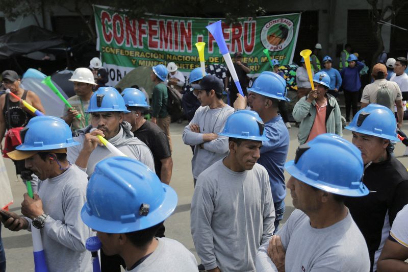 &copy; Reuters. FILE PHOTO: Informal artisanal miners protest outside the Congress to pressure the Peruvian government to extend the deadline to formalize informal mining operations, in Lima, Peru July 3, 2025. REUTERS/Gerardo Marin/File Photo