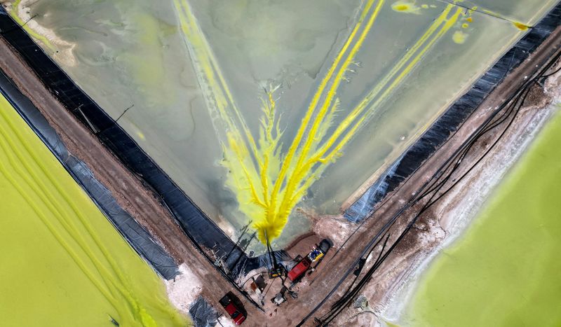 &copy; Reuters. FILE PHOTO: Brine pools of SQM lithium mine are pictured at the Atacama salt flat, in Antofagasta region, Chile, May 3, 2023. REUTERS/Ivan Alvarado/ File Photo