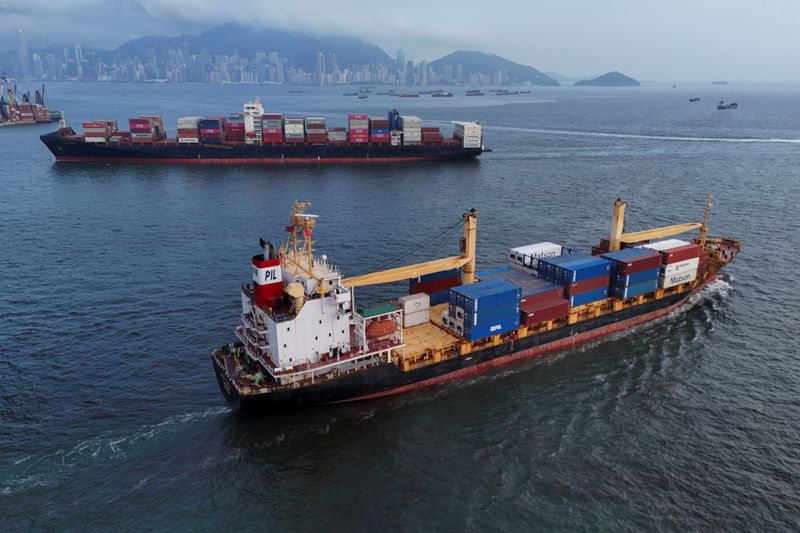 &copy; Reuters. Vessels carrying shipping containers sail near Kwai Tsing Container Terminal in Hong Kong, China, April 23, 2025. REUTERS/Tyrone Siu/File Photo