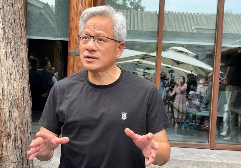 &copy; Reuters. O CEO da Nvidia, Jensen Huang, fala com a mídia em um hotel em Pequim, China, em 16 de julho de 2025. REUTERS/Alessandro Diviggiano