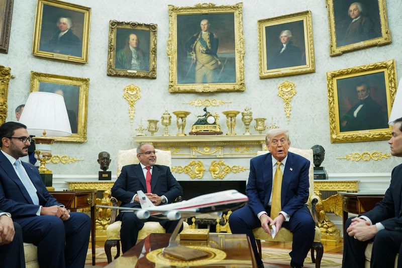 &copy; Reuters. U.S. President Donald Trump, Bahrain's Crown Prince and Prime Minister Salman bin Hamad Al Khalifa  and U.S. Secretary of State Marco Rubio meet in the Oval Office at the White House in Washington, D.C., U.S., July 16, 2025. REUTERS/Nathan Howard