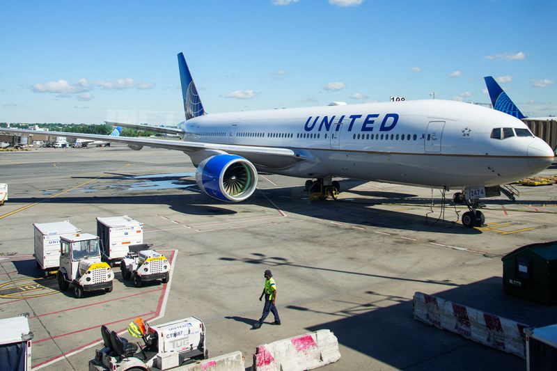 &copy; Reuters. FILE PHOTO: United Airlines planes are seen at the tarmac at Newark International Airport in Newark, New Jersey, U.S., May 7, 2025. REUTERS/Eduardo Munoz/ File Photo