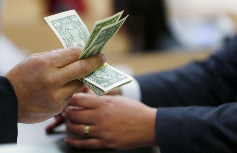 Dólar sobe na abertura após retomada de vigência de decreto sobre IOF