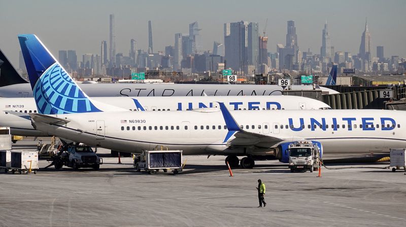 &copy; Reuters. Um funcionário de terra caminha em frente aos aviões da United Airlines no Aeroporto Internacional Newark Liberty, em Newark, Nova Jersey, EUA, em 27 de janeiro de 2025. REUTERS/Fabrizio Bensch