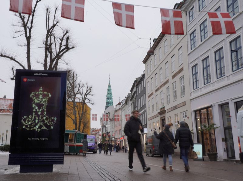 &copy; Reuters. Bandeiras dinamarquesas sobrevoam as ruas no centro de Copenhague, Dinamarca, em 9 de janeiro de 2024. REUTERS/Tom Little