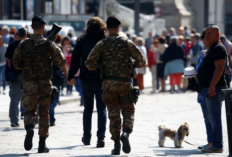 &copy; Reuters. Ufficiali dell'Esercito italiano pattugliano piazza Duomo nel centro di Milano, in Italia,  il18 maggio 2018. REUTERS/Stefano Rellandini