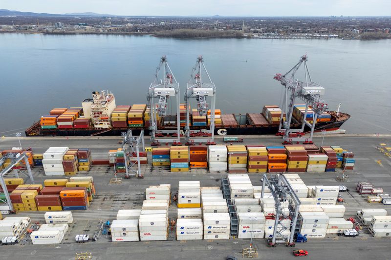 &copy; Reuters. Contêineres no porto de Montreal, no Canadán14/04/2025 REUTERS/Carlos Osorio
