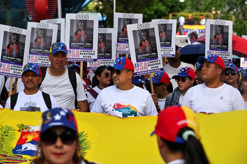 Seven Venezuelan migrant children sent home from U.S.: minister