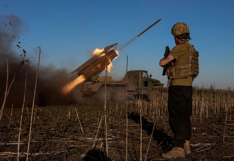 &copy; Reuters. FILE PHOTO: Ukrainian service members of the 25th Sicheslav Airborne Brigade fire a BM-21 Grad multiple rocket launch system towards Russian troops near the frontline town of Pokrovsk, amid Russia's attack on Ukraine, in Donetsk region, Ukraine April 19,